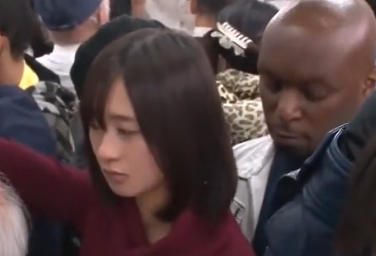 【痴漢】満員電車で黒人がミニスカ美女に興奮！デカマラ勃たせて生ハメレイプ♡